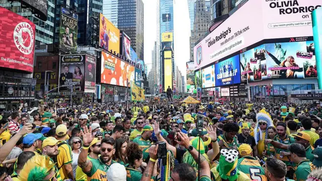 Torcedores brasileiros reunidos na Times Square, em Nova York, antes da estreia da seleção contra Marrocos (1x1), em 13 de junho