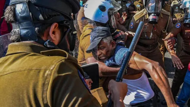 මානව හිමිකම් උල්ලංඝණය කිරීමක් හෝ යම් අපරාධයක් කළා කියලා දැන ගත්ත ම අදාළ නිලධාරියාට එරෙහිව ගන්න මුලික ක්රියාමාර්ගය තමයි වැඩ තහනම් කිරීම කියන්නේ.