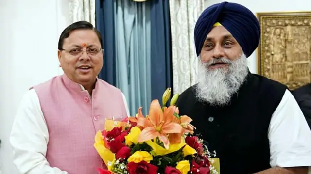 पुष्कर धामी के साथ सुखबीर सिंह बादल