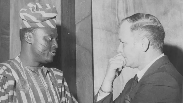 L: Chief Ayoola Adeleke dey tok wit Tony Dechant, Farmers Union president
