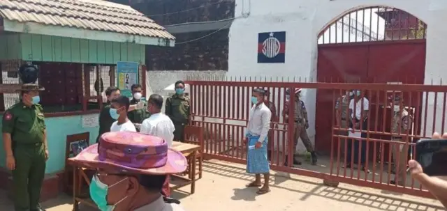 ပြည်အကျဥ်းထောင်ကနေ ပြန်လည်လွတ်မြောက်လာသူတွေ( ပုံဟောင်း) 