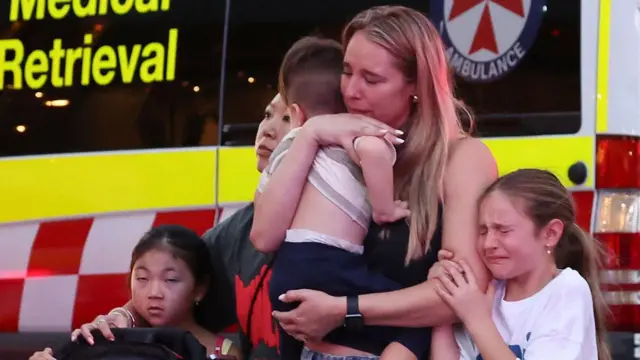 शॉपिंग मॉल से बाहर निकलता एक परिवार