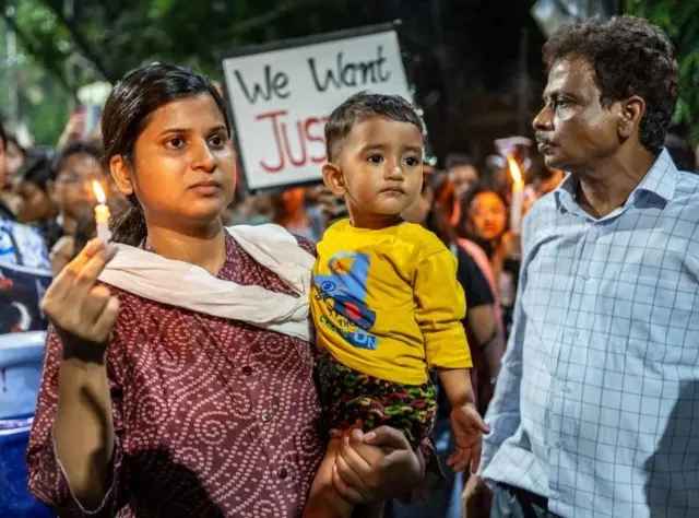 রাজ্যের বিভিন্ন প্রান্তে আরজি কর হাসপাতালের চিকিৎসককে ধর্ষণ ও খুনের প্রতিবাদ জানিয়ে ডাকা কর্মসূচিতে অভিভাবকদের সঙ্গে শিশুদেরও দেখা গিয়েছে।  