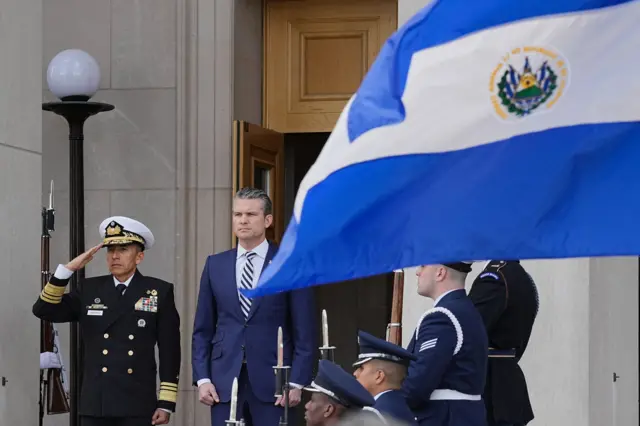 Hegseth por trás de bandeira de El Salvador