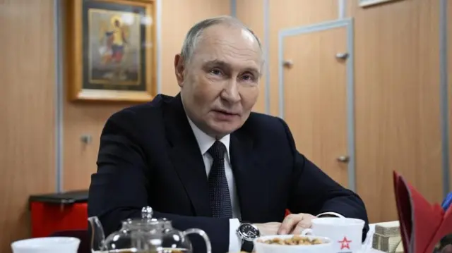 Vladimir Putin aho yari mu rugendo ku wa kane w'indwi iheze ku bwato bugendera hasi mu mazi bukoresha inguvu za nikleyeri 