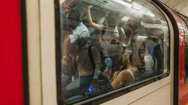 ભીડભાડ, બીબીસી, ગુજરાતી જો વધારે પરસેવો થાય તો શું કરવું, નહાવાને બદલે માત્ર ડિઓડરન્ટ લગાવીએ તો શું થાય?