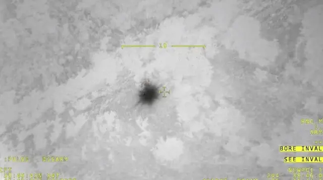 သမ္မတ လေယာဥ် ပျက်ကျမှု ‌နေရာကို တူရီကလည်း ဒရုန်းနဲ့ ရှာဖွေရေးပါဝင်ခဲ့ပြီး အခုဓာတ်ပုံဟာ ရဟတ်ယာဥ် ပျက်ကျတဲ့နေရာကနေ ထွက်လာတဲ့အပူချိန်ကို ဒရုန်းကတွေ့ပြီး အရုပ်ဖမ်းထားတဲ့ဓာတ်ပုံဖြစ်ပါတယ် 