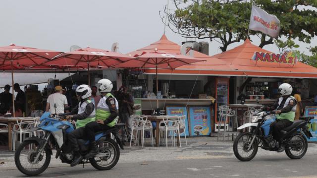 Policiaisbet365 65motos passambet365 65frente a quiosque onde médicos foram mortos no Rio