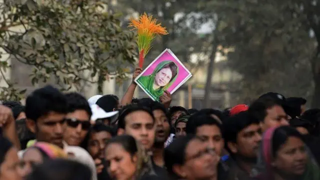 বিএনপি নেতারা সবসময়ই বলে আসছিলেন যে ঢাকার এভারকেয়ার হাসপাতালে চিকিৎসাধীন সাবেক প্রধানমন্ত্রী খালেদা জিয়ার অবস্থা ‘সংকটাপন্ন।’