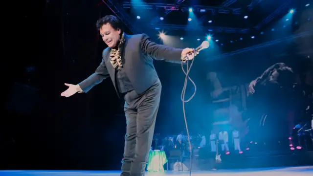 Juan Gabriel hace una reverencia al público en una presentación de la década de 2000