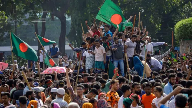 শেখ হাসিনার পতনের পর বিভিন্ন জায়গায় 'বিজয় উল্লাস' করেছে মানুষ