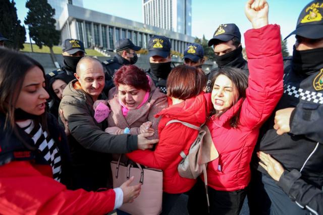 2021'de çıkan yeni medya yasasını protesto etmek isteyen gazetecileri polis engellemişti