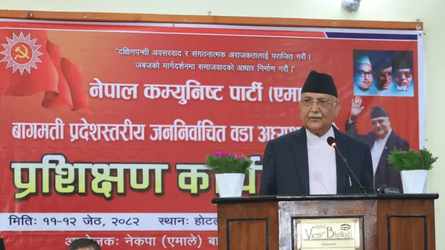 प्रधानमन्त्री केपी ओली भाषण गर्दै