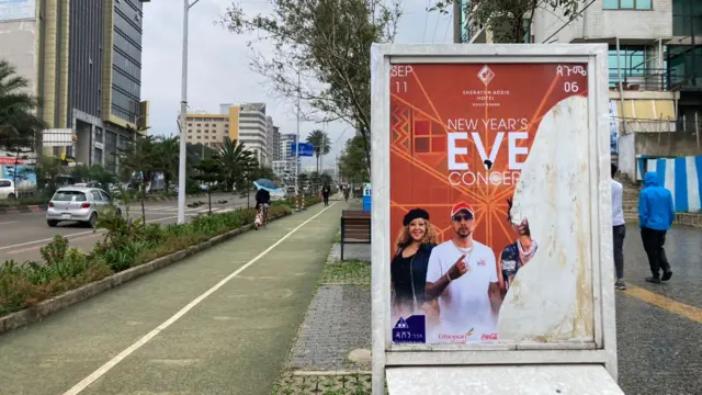 በአዲስ አበባ ከተማ ኮንሰርቱን ለማስተዋወቅ የተለጠፉ ማስታወቂያዎች ተቀድደው ታይተዋል። 