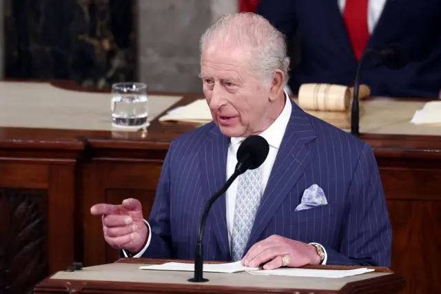 الملك تشارلز الثالث ملك بريطانيا (وسط) أثناء إلقائه كلمة أمام الكونغرس في قاعة مجلس النواب بمبنى الكابيتول الأمريكي في واشنطن العاصمة، الولايات المتحدة الأمريكية، في 28 أبريل/نيسان 2026