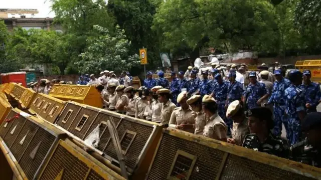 காக்ரோச் ஜனதா பார்ட்டி, போராட்டம், டெல்லி போலீஸ், ஜந்தர் மந்தர்.