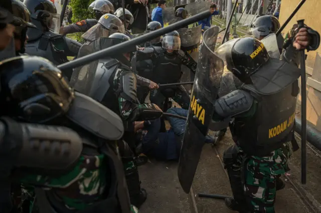 Sejumlah aparat memukul seorang pengunjuk rasa yang masuk ke kompleks Parlemen, Senayan, Jakarta, 22 Agustus 2024.