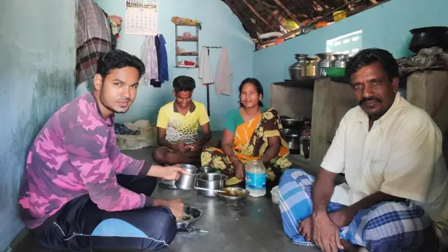 அம்மாவுக்கு மறுமணம் செய்து வைத்த மகன்கள்