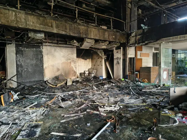 আগ্নি সংযোগে ক্ষতিগ্রস্ত ডেইলি স্টার ভবন 