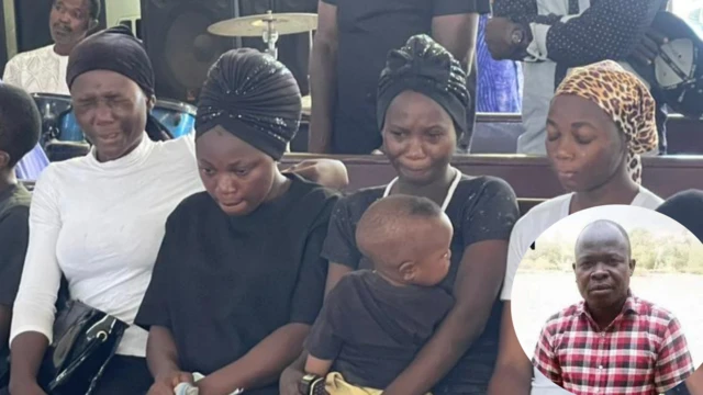 Foto of relatives as dem dey cry ova di death of Joel Adesiyan during im burial. 