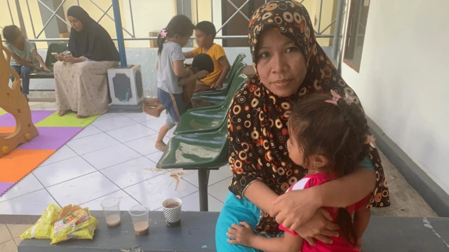 Nur Alipah memeluk anaknya dengan erat setelah menjalani evakuasi dari Sudan bersama keluarganya