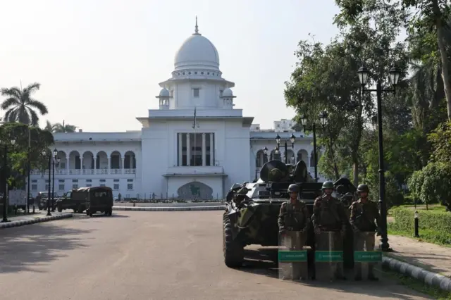 विशेष अदालत आईसीटीबाहिर उभिएका सैनिकहरू