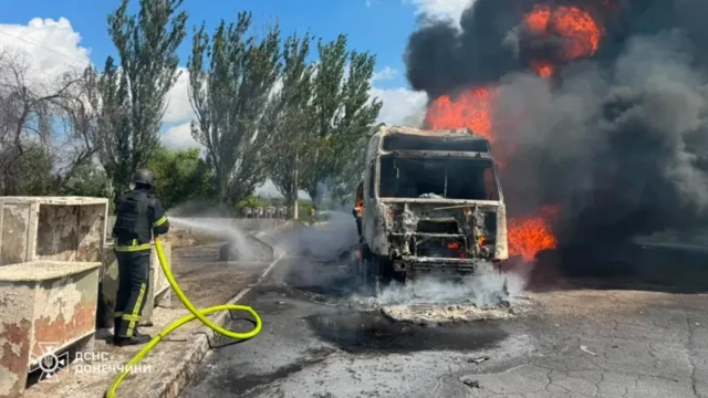 Пылающий автомобиль с горючим, который 12 июля атаковал FPV-дрон в Донецкой области 
