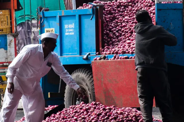 ভারতের বৃহত্তম পেঁয়াজের পাইকারি বাজার মহারাষ্ট্রের লাসালগাঁওতে, যেখানে প্রতিদিন এক লাখ টন পেঁয়াজ কেনা বেচা হয়