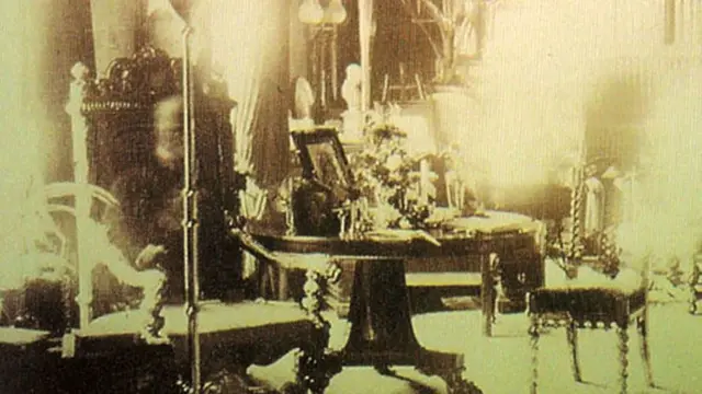 እዚ ስእሊ ናይ ሎርድ ኮምበርሚር 'መንፈስ' ኣብነት ናይቲ ድርብ መዳይ ሸነኽ (ዳብል ኤክስፖዠር) ነዊሕ ምቅላዕ እዩ