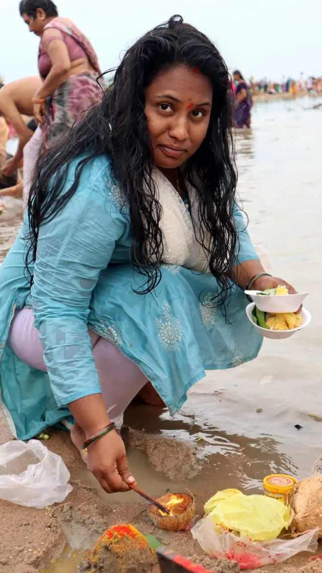 సరస్వతి నది వద్ద భక్తురాలి పూజ