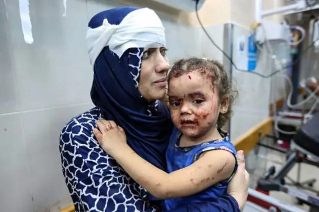 স্বাস্থ্য কর্মীরা বলছেন, খান ইউনিসে রাতভর ইসরায়েলি হামলার পর তারা সকালে ১৫টি মরদেহ পেয়েছে।