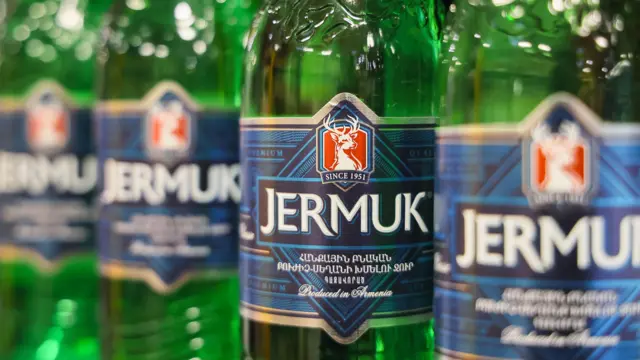 Бутылки минеральной воды Джермук.