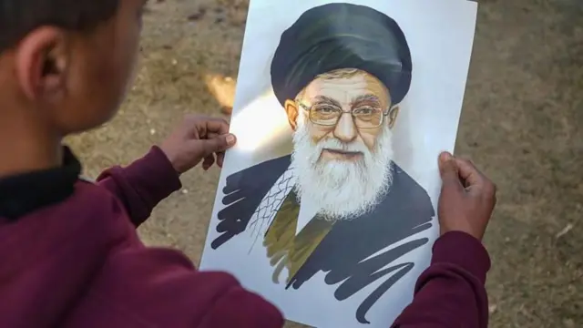 आंदोलनादरम्यान लोक खामेनी यांच्या विरोधात घोषणा देताना दिसत आहेत.