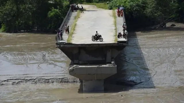 26 ऑगस्ट 2026 रोजी नेपाळच्या नुवाकोट जिल्ह्यात आलेल्या पुरामुळे पुलाचा काही भाग तुटला आहे.
