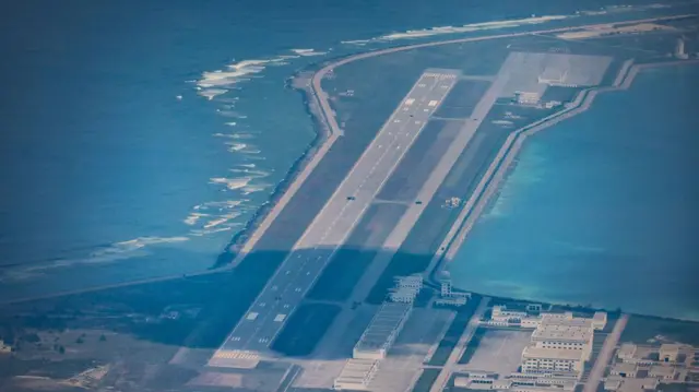 দক্ষিণ চীন সাগরে চীনের তৈরি একটি কৃত্রিম দ্বীপ