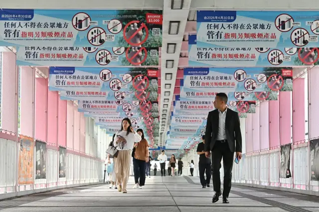 中國香港特別行政區（HKSAR）計劃進一步收緊控煙規定，禁止任何人在公共場所吸煙或使用特定的替代性吸煙產品。