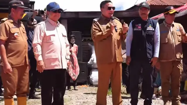 Tangkapan layar saat Presiden Prabowo Subianto (dua dari kiri) berdiri di sebelah Bupati Aceh Tenggara, Salim Fakhry pada Senin (01/12).