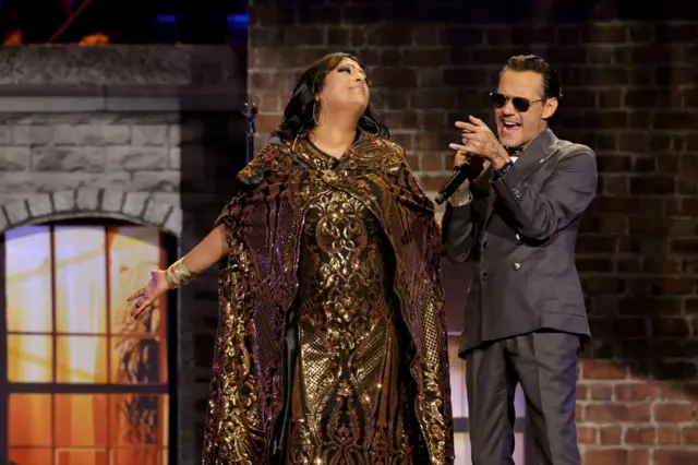 la india y mark anthony cantando "vivir lo nuestro" en los latin grammy 