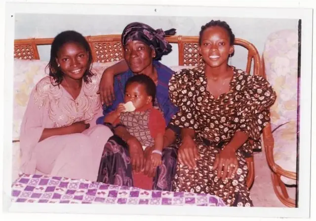 Sur cette photo prise au Mali avant l'adoption, Fanta (C) et ses deux filles, Awa (D) et Kadi (G). Et sur les genoux de Fanta, c'est moi, avant mon adoption 