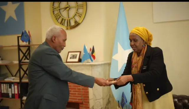 Munaasabadadda uu lacagtaasi ku wareejiyay oo ka dhacday Safaaradda Soomaaliya ee Belguim ayaa waxa iimaan lacagtaasi ka guddoomay Safiirka Soomaaliya ee dalalka Benelux iyo Midowga Yurub, Khadiijo Cosobe Cali