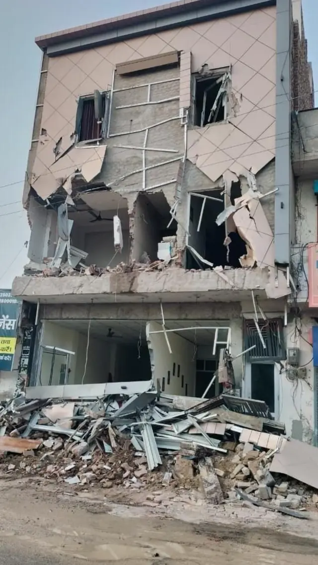 अल्पवयीन मुलीबरोबर ज्या हॉटेलमध्ये रेप झाल्याचा आरोप करण्यात आला आहे, ती बुलडोजरने पाडण्यात आली आहे.