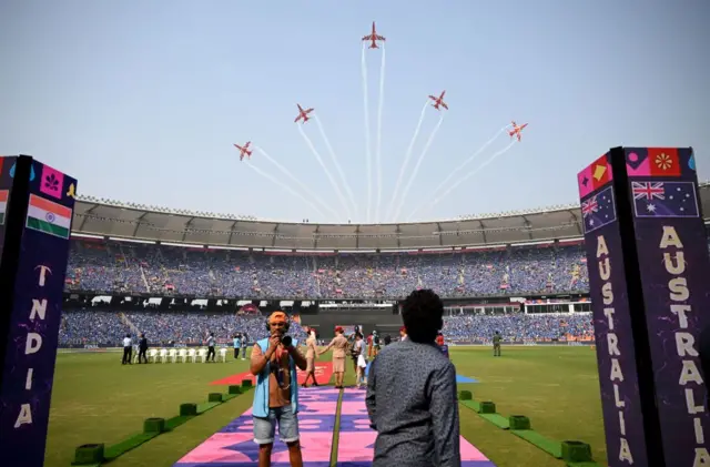 मैदान के ऊपर से गुजरते वायु सेना के विमान 