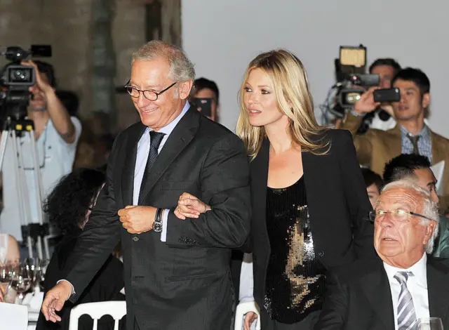 El fundador de Mango, quien tenía una fortuna de casi US$5.000 millones, junto a la modelo Kate Moss en una foto de archivo.