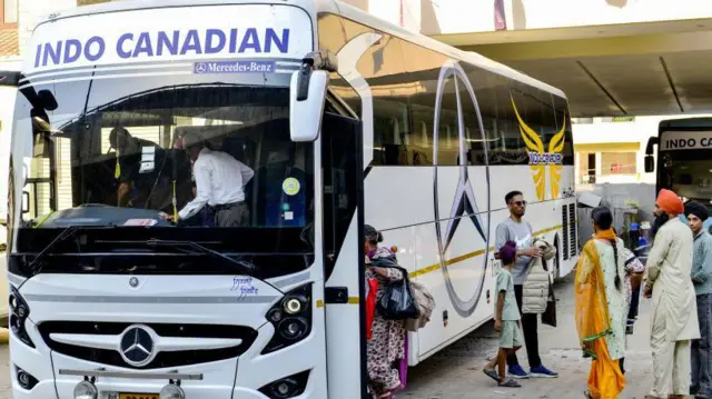 जालंधर में कनाडा जाने के लिए एयरपोर्ट पर मौजूद लोग