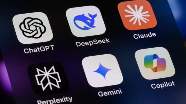 تطبيقات المساعد الافتراضي الشهيرة للذكاء الاصطناعي على الهواتف الذكية - ChatGPT، DeepSeek، Anthropic Claude، Perplexity، Google Gemini، Microsoft Copilot.
