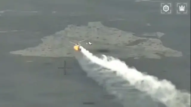 Вертоліт димить і падає на землю