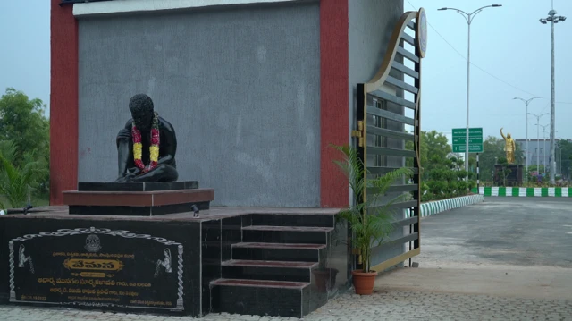 యోగి వేమన, వైఎస్ఆర్ విగ్రహాలు