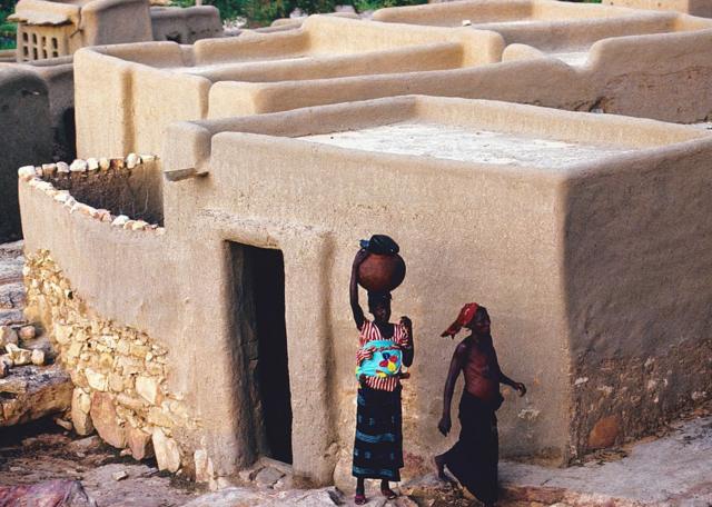 Une maison en terre d'argile à Songo au Mali