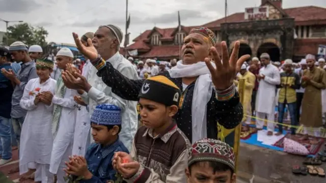 मुंबईतील वांद्रे येथील नमाजाचे दृश्य. 