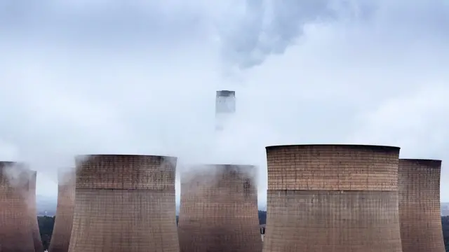 imagen de unas chimeneas de una planta de carbón 